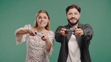 Oyuncuların çifti kumanda panelinde oyun oynuyorlar, kadın ve erkek kazanıyor. Düğmelere basar, en yeni kablosuz oyun sahası. Hobi, e-spor. Yüksek kalite 4k görüntü