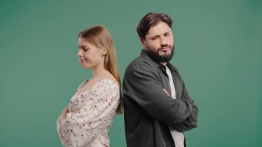 Genç çift hayal kırıklığı içinde sırt sırta veriliyor. Durakladıktan sonra, sakallı olgun adam yumuşar ve uzlaşmaya doğru ilk adımı atar. Duygusal ve ilişkilendirilebilir.