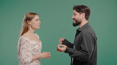 Genç bayan arkadaşlar güzel sohbetler, küçük sohbetler. Arkadaşlar ya da genç çiftler gülümser, haberleri paylaşır, bilgi paylaşırlar. Yüksek kalite 4k görüntü