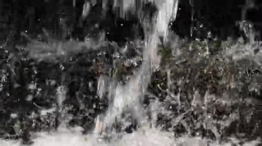  Ormanda çarpıcı bir şelale. Nehir yüksek dağlarda başlar. Ağır çekimde güçlü bir su akışı. Taşlar, kayalar, vahşi yaşam. Yüksek kalite 4k görüntü