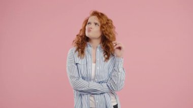 Mutlu kadının fikir üretme anı, pembe arka planı işaret ediyor. Akıllı bir bayan cevap veriyor ya da ne unuttuğunu hatırlıyor, hafıza konsepti. Yüksek kalite 4k