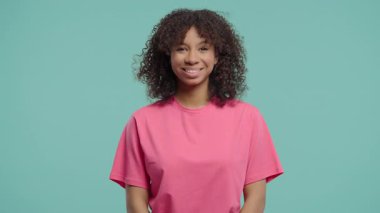 Muhteşem Afrikalı Amerikalı genç evet işareti gösteriyor, başını sallıyor, onaylıyor. Olumlu gülümseyen kız, vücut dili. Doğru mükemmel seçim, harika bir anlaşma. mavi stüdyo arka planı.