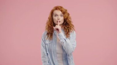 Genç bayan manken sakin yüzüyle parmaklarını dudaklarına dayayıp sessizlik istiyor. Gizlilik, dedikodu, söylentiler, odaklanma, mahremiyet, sınırlar, ifade içeriğindeki sessiz iletişim