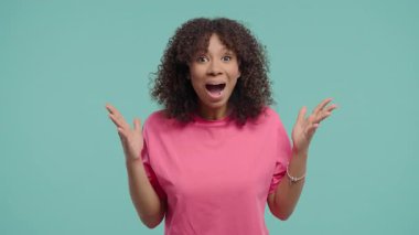 Şaşırmış bir kadın, vay canına diyor. İlgi çekmeye çalışan etkileyici bir bayan. Satış kavramı, karlı bir teklif. Mavi arka planda heyecanlı bir genç kız. Yüksek kalite 4k