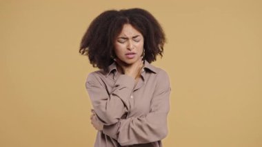 Kıvırcık saçlı melez bir kadın. Hasta kadın, Şişmiş Boğaz, görünürde iyi değil. Yorgun ifade, soğuk algınlığı, grip, solunum hastalığı. Mevsimsel hastalık, sağlık sorunları, tıbbi farkındalık.