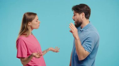 Genç bir kadın kocasına ya da erkek arkadaşına bağırıyor. Yorgun adam gözlerini deviriyor. Çatışma kavramı, kavga, çift ilişkilerinde sorunlar. Yüksek kalite 4k