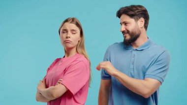 Çift çatışmadan sonra barışmaya karar verir. Kadın ve erkek özür dilemeye çalışıyor, birbirlerine destek oluyorlar. Affetmek, gülümsüyorlar. Eşler birbirini kovalar. Yüksek kalite 4k görüntü