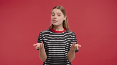 Gündelik giyinmiş bir kadın, olumlu ve güvenilir bir ifadeyle mesaj iletiyor. Blogger sunumları, vloglama, sosyal medya içeriği, çevrimiçi eğitim, müşteri desteği sunumu.