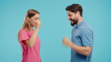 Taş kağıt makas oynayan komik bir çift. Tartışma metodu, karar. Rochambeau takım oyunları. Yüksek kalite 4k