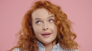 Sıkılmış Üzgün Kadın İç Çekişi, Pembeye Yuvarlanan Gözler. Bayan gücendi, hadi ama. Hoşnutsuzluk içinde güzel bir model, durumdan sıkılmış, boş vaatler, konuşmalar. Yüksek kalite 4k görüntü