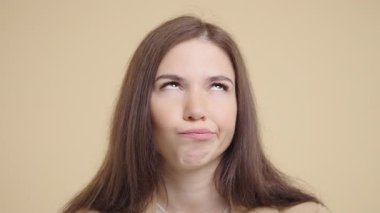 Sıkılmış Üzgün Kadın İç Çekişi, Yuvarlanan Göz Bej. Bayan gücendi, hadi ama. Hoşnutsuzluk içinde güzel bir model, durumdan sıkılmış, boş vaatler, konuşmalar. Yüksek kalite 4k görüntü