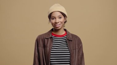 Muhteşem Afrikalı Amerikalı genç evet işareti gösteriyor, başını sallıyor, onaylıyor. Olumlu gülümseyen kız, vücut dili. Doğru mükemmel seçim, harika bir anlaşma. bej rengi stüdyo arka planı.