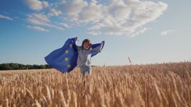 Avrupa Birliği Bayrağı Alanında Küçük Sevimli Çocuk. Mutlu Yakışıklı Çocuk, Çocuk, AB, Avrupa 'ya seyahat, gelecek, eğitim, seyahat konsepti. Yüksek kalite 4k görüntü