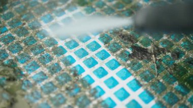 Yüksek Basınçlı Temizlik Jet Yıkama ile Kirli Havuz Yüzeyi. Akıntı Grime 'i temizler. Yüksek basınç akışı mavi desenli yüzeydeki kiri görünür bir şekilde temizler, mevsimsel bakımı sağlar.