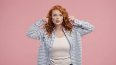 Güzel model gerçek bir şaşkınlık gösteriyor, gözleri siliyor ve merakla önümüze bakıyor. Keşif, güvensizlik, görsel berraklık, duygusal uyanış.