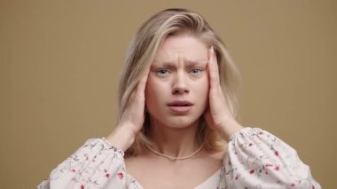 Stresli Karamsar Kadın, Panik, Umutsuzluk. Korku, drama, başarısızlık hisseden kız, bej arka planda sorunlar. Yüksek kalite 4k görüntü