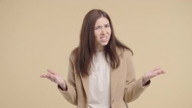 Hüsrana uğramış model, öfkesini ve şaşkınlığını cesur el hareketiyle ifade eder, duygusal tepki verir. Çatışma, yanlış anlama, tepki, iğneleme, yoğun diyalog sahneleri