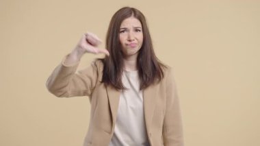 Kurumsal kadın, yüz ifadesini ve baş parmağıyla onaylamadığını ifade ediyor. Olumsuz geri bildirim, reddedilme, kötü sonuçlar, ürün değerlendirmesi, iş anlaşmazlığı