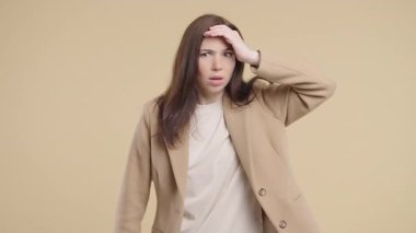 Resmi takım elbiseli sinirli iş kadını şok olmuş bir ifadeyle kameraya bağırıyor. Kötü haber, iş başarısızlığı ya da ofis ortamındaki stresli duruma tepki veren kurumsal kadın.