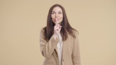 Genç bayan manken sakin yüzüyle parmaklarını dudaklarına dayayıp sessizlik istiyor. Gizlilik, dedikodu, söylentiler, odaklanma, mahremiyet, sınırlar, ifade içeriğindeki sessiz iletişim
