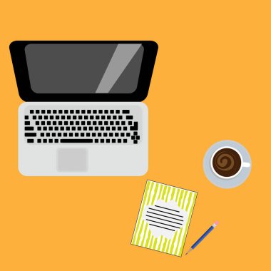 Ev ödevi için yer. Laptop, defter ve kalem renk arka plan üzerinde