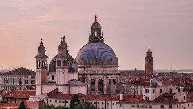 Günbatımı üzerinde St Montmarte Katedrali