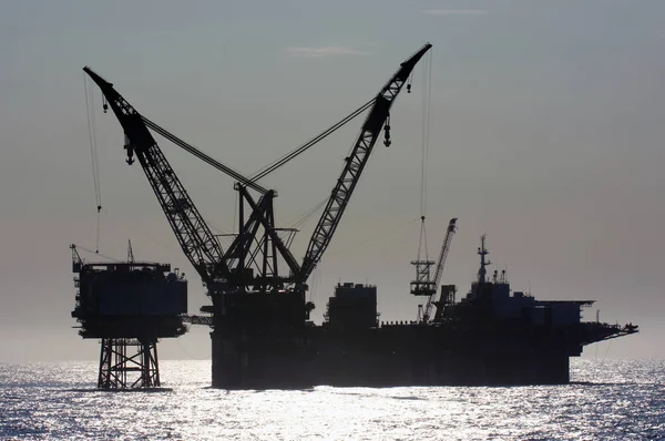 Cranebarge Trabaja Plataforma Extracción Petróleo Imagen de archivo