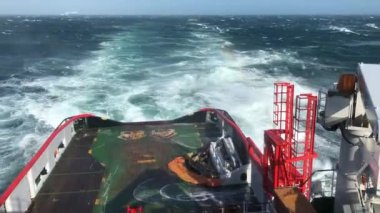 Hollandalı Anchorhandling römorkör Kolga fırtınada Manş Denizi'ne girerek ayrılıyor
