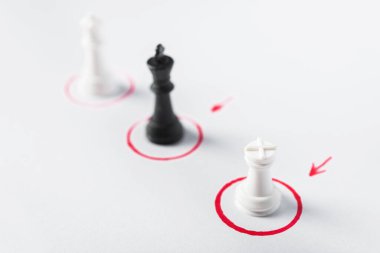 Kırmızı yuvarlak yerleri olan beyaz arka planda satranç taşları. Bir grup insanın liderini seçme kavramı. Vatandaşların sıkıntısı.