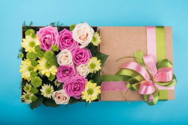 Çiçekli güzel bir hediye kutusu. Düğün aksesuarı. mavi arkaplan