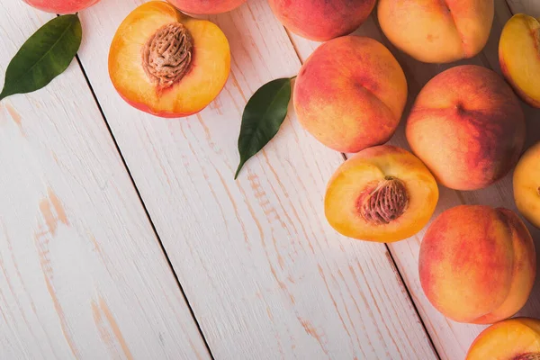 Saftiga Och Mogna Persikofrukter Vitt Träbord — Stockfoto