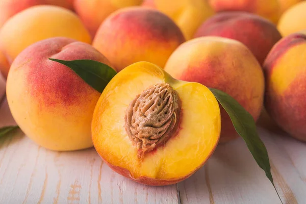 Fruits Pêche Juteux Mûrs Sur Table Bois Blanc — Photo