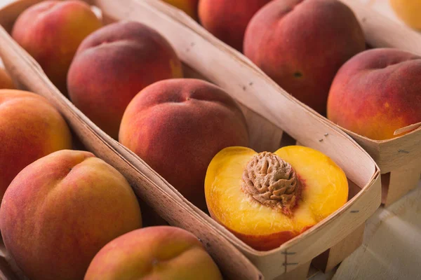 Foto Van Sappige Perziken Een Houten Mandje — Stockfoto