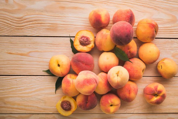 Foto Von Saftigen Pfirsichen Einem Holzkorb — Stockfoto