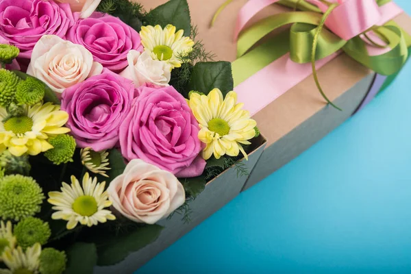 Belle Boîte Cadeau Avec Des Fleurs Accessoire Décoration Mariage Fond — Photo