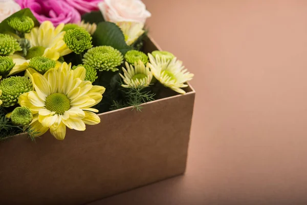 Caixa Presente Com Flores Fundo Marrom Vintage — Fotografia de Stock
