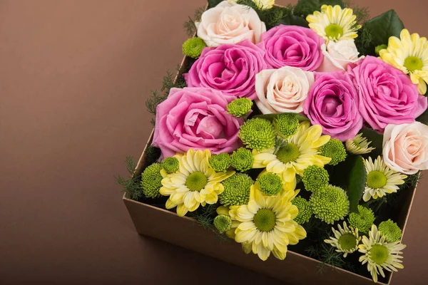 Geschenkkarton Mit Blumen Auf Braunem Hintergrund — Stockfoto