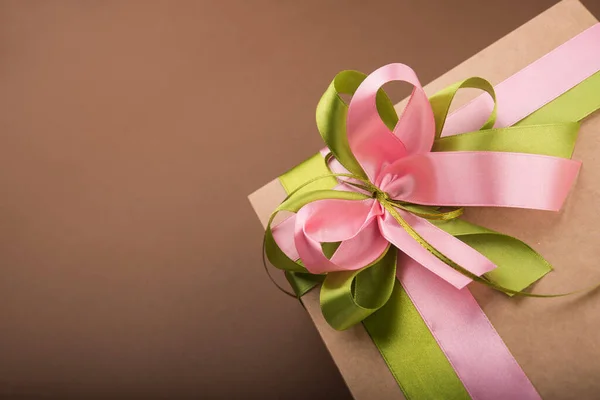 Kartonnen Geschenkdoos Met Roze Groen Lint Achtergrond — Stockfoto