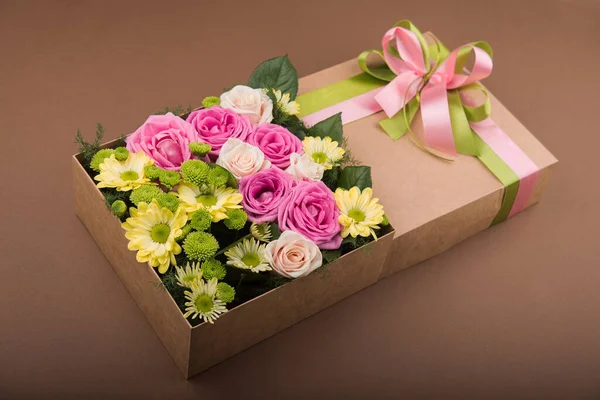 Geschenkkarton Mit Blumen Auf Braunem Hintergrund — Stockfoto
