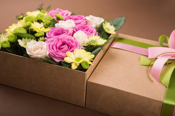 Geschenkkarton Mit Blumen Auf Braunem Hintergrund — Stockfoto