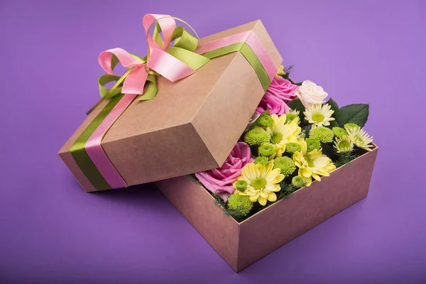 Caixa Presente Com Flores Fundo Roxo — Fotografia de Stock