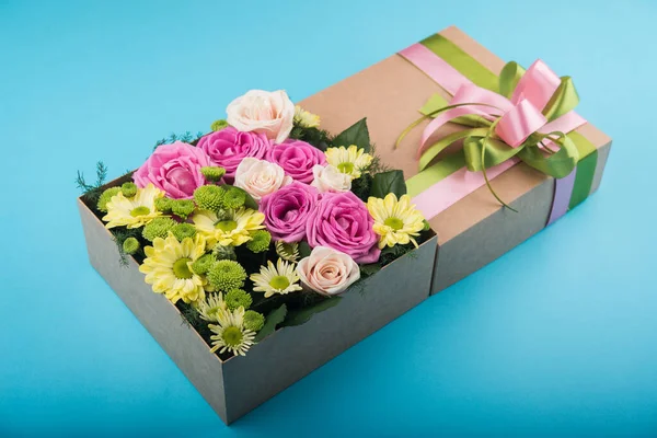 Schöne Geschenkbox Mit Blumen Hochzeitsdekoration Zubehör Blauer Hintergrund — Stockfoto