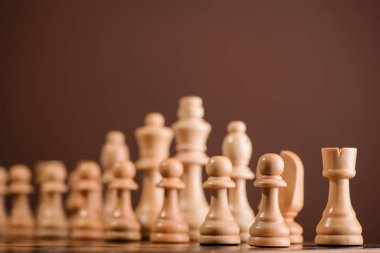 Tahta oyunda tahta satranç taşları. kahverengi eski arkaplan