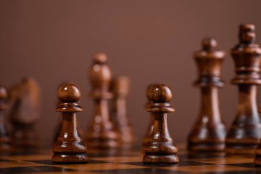 Tahta oyunda tahta satranç taşları. kahverengi eski arkaplan