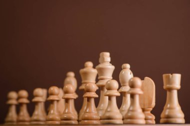 Tahta oyunda tahta satranç taşları. kahverengi eski arkaplan