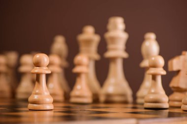 Tahta oyunda tahta satranç taşları. kahverengi eski arkaplan