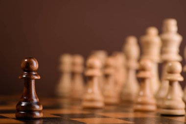 Tahta oyunda tahta satranç taşları. kahverengi eski arkaplan