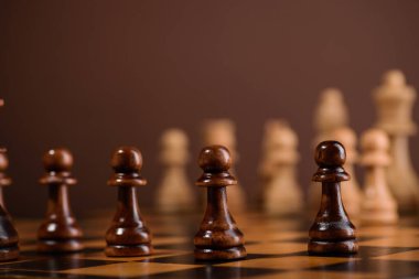 Tahta oyunda tahta satranç taşları. kahverengi eski arkaplan