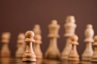 Tahta oyunda tahta satranç taşları. kahverengi eski arkaplan