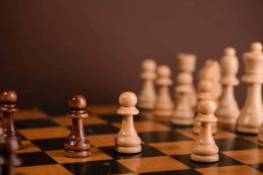 Tahta oyunda tahta satranç taşları. kahverengi eski arkaplan